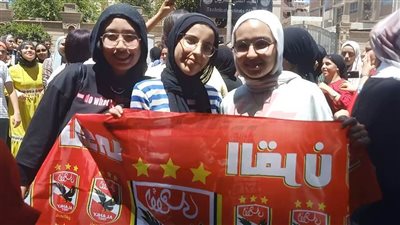 طالبات الثانوية العامة بالدقهلية يحتفلن بعلم الأهلي: هنكسب 3/0
