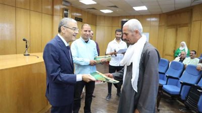 محافظ المنيا يسلم 44 عقداً جديداً لتقنين أوضاع أراضي أملاك الدولة