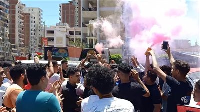 احتفال الطلاب بانتهاء ماراثون الثانوية العامة من أمام المدارس