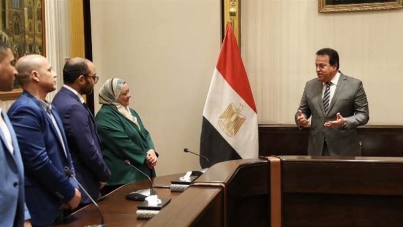 وزير الصحة مع مسؤولي