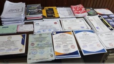 ضبط شخصين لقيامهما بترويج شهادات دراسية 