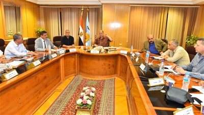 محافظ أسيوط يناقش تسريع وتيرة العمل بمنظومة التقنين ومواجهة التعديات