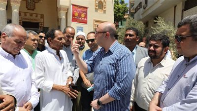 محافظ بني سويف يستمع لمطالب وشكاوى المواطنين عقب صلاة الجمعة