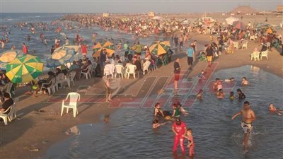 إقبال كبير من المصطافين على شواطئ مصيف بلطيم