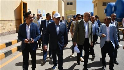 وزير الإسكان ومحافظ البحر الأحمر يتفقدان محطة تحلية 