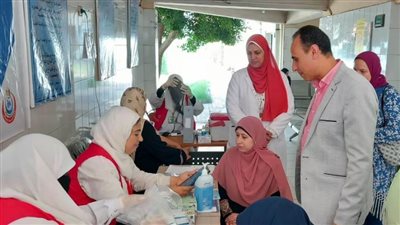 وكيل وزارة الصحة بالبحيرة يتفقد العمل بحملة ١٠٠ يوم صحة بدمنهور