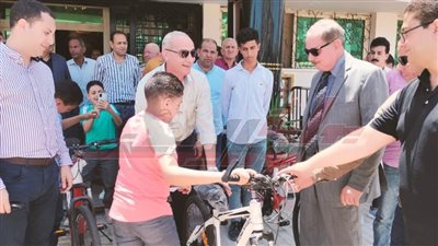 تسليم أسر الشهداء والجمهور دراجات المبادرة الرئاسية 