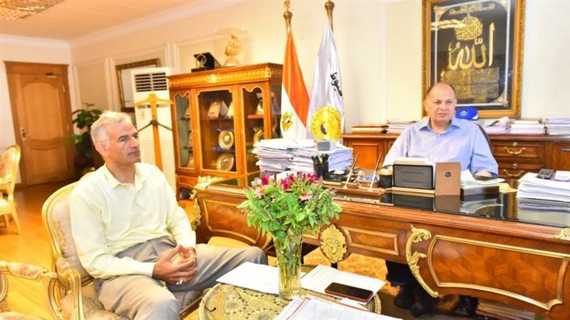 محافظ أسيوط يجتمع