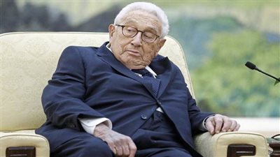 وزير الدفاع الصيني يجري محادثات مع هنري كيسنجر في بكين