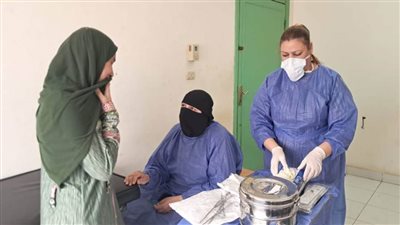 صحة المنيا تنظم قافلة طبية مجانية لأهالي قرية قرارة