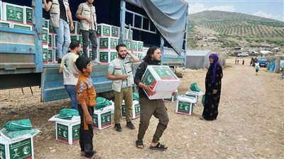 مركز الملك سلمان للإغاثة يواصل توزيع المساعدات الإغاثية لمتضرري الزلزال في إدلب