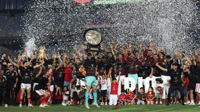 احتفال لاعبي الأهلي بدرع الدوري رقم 43