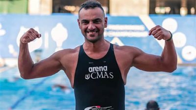 السباح العالمي سيد الباروكي يقود ناشئي الزعانف للسباحة في قناة السويس