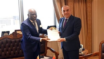 وزير الإسكان يتسلم دعوة نظيره الأنجولي لزيارة دولة أنجولا