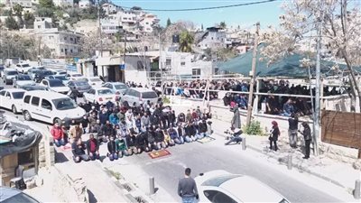 الاحتلال يقمع مواطنين خلال أدائهم صلاة الجمعة