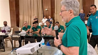 بيريرا يحاضر حكام الكرة الشاطئية 