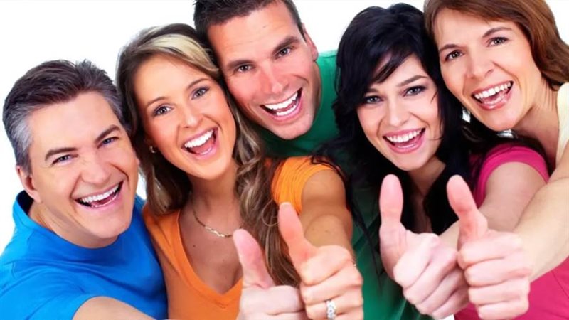 أشخاص سعداء - ارشيفية