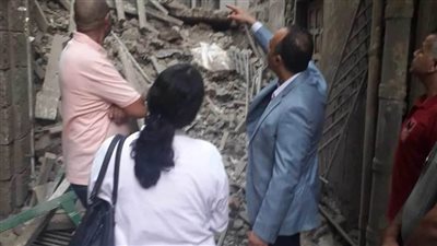 انهيار جزئي بعقار خالٍ من السكان وسط مدينة المنيا ونائب المحافظ يتفقد الموقع