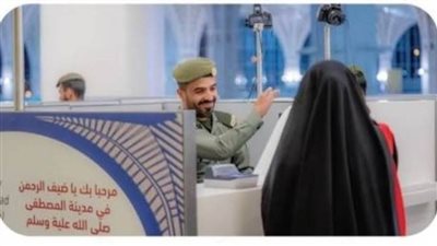 جوازات مطار الأمير محمد بن عبدالعزيز  تستقبل أولى رحلات القادمين لأداء العمرة لعام 1445هـ