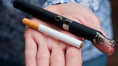 عاجل| دراسة تكشف عن خطورة الجمع بين تدخين السجائر التقليدية والإلكترونية