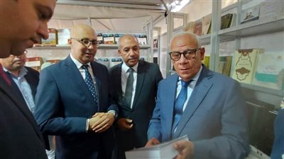 محافظ بورسعيد يشيد بإصدارات دار الكتب والوثائق.. وجناح الدار يشهد إقبالا من جمهور معرض الكتاب