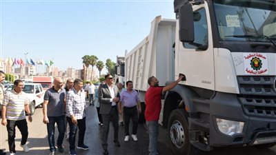 محافظ الدقهلية يتسلم معدات جديدة لدعم منظومة النظافة