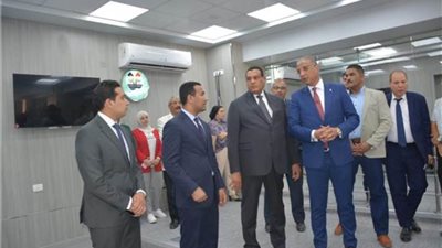وزير التنمية المحلية ومحافظ الفيوم يتفقدان التجهيزات النهائية لمركز سيطرة الشبكة الوطنية للطوارئ والسلامة