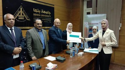 رئيس جامعة بنها يسلم شهادات مبادرة تأهيل الشباب لسوق العمل