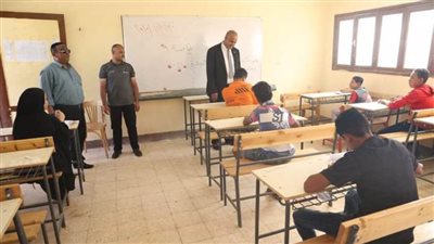 مدير تعليم الخارجة يتفقد امتحانات الدور الثاني للشهادة الإعدادية للعام الدراسي 2023/2022 