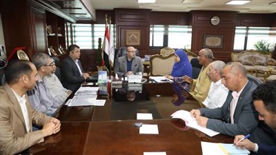 محافظ بني سويف يناقش شكوى قرية السعادنة بشأن ضعف مياه الشرب