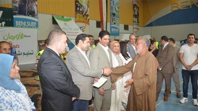 نائب محافظ بنى سويف يُسلّم عقود تمويل لمشروعات صغيرة بــ 6 ملايين