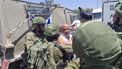الاحتلال يحتجز وزيرًا فلسطينيًا ويعتدي على المشاركين في مسيرة ضد الاستيطان في سلفيت