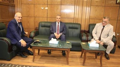 محافظ سوهاج يهنئ مدير الأمن بتجديد الثقة