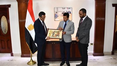 وزير الشباب والرياضة يستقبل نقيب الصحفيين