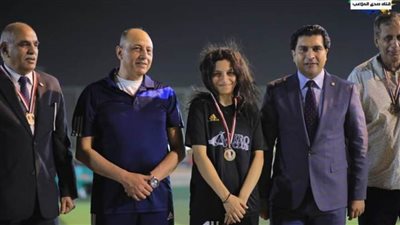 وزير الطيران المدني ورئيس اتحاد الميني فوتبول يتوجان نادي إيروسبورت بدرع الدوري الممتاز للسيدات