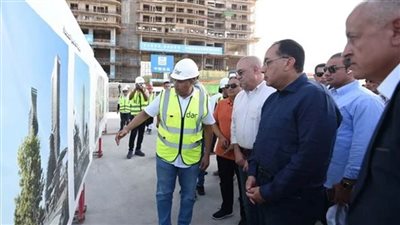 رئيس الوزراء يستمع لشرح عن موقف تنفيذ المنطقة الصناعية والمرافق بمدينة العلمين الجديدة