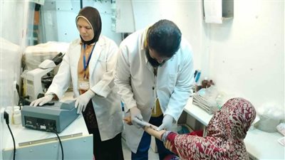 حياة كريمة.. توقيع الكشف الطبي على 1455 حالة خلال قافلة علاجية بأبوقرقاص بالمنيا