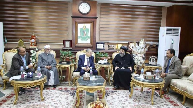 محافظ المنيا مع بيت