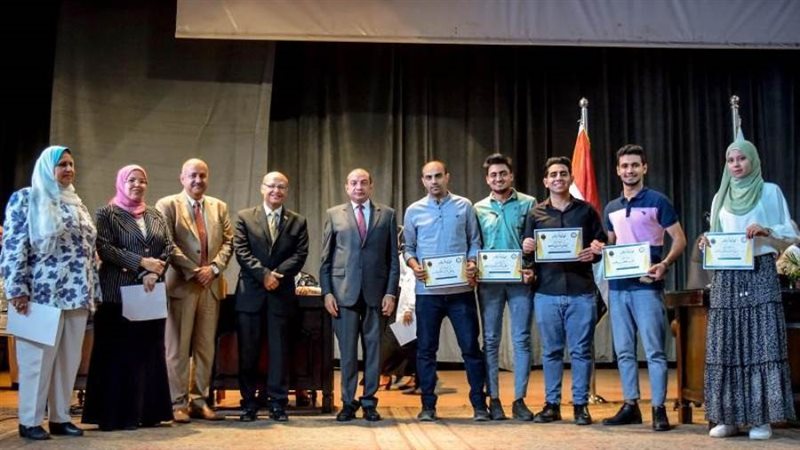 تكريم الفائزين بجامعة