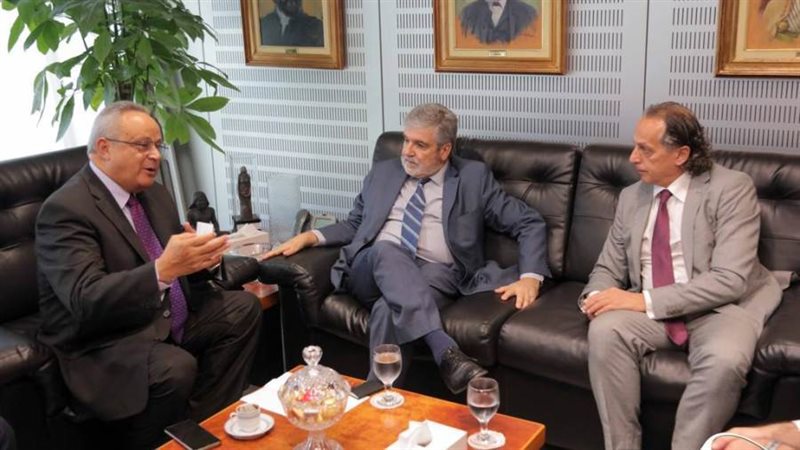 إهداءات السفير التشيلي