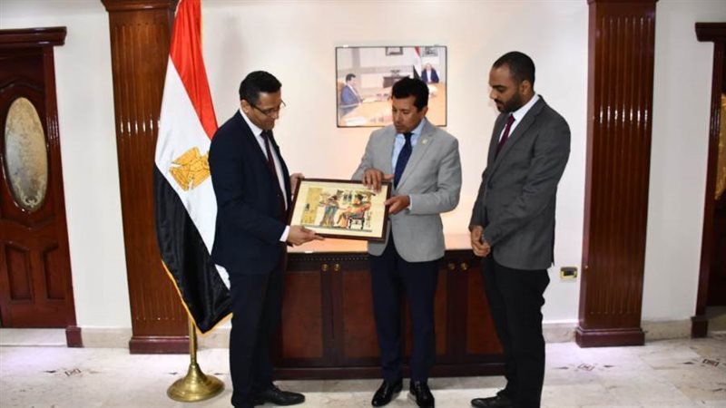 د. أشرف صبحى ونقيب