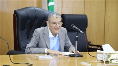 محافظ المنيا يناقش عددًا من الملفات لدعم الصناعة ودفع عجلة الاستثمار