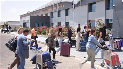 وزير الطيران المدني يتفقد حركة التشغيل بمطار العلمين الدولي