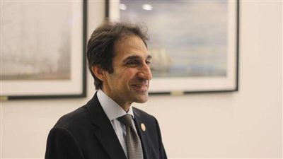 سفير مصر بروما يبحث مع نائب رئيس مجلس الشيوخ الإيطالي العلاقات الثنائية والبرلمانية