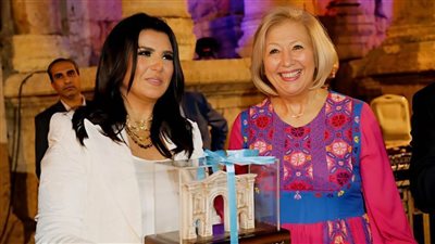 في أول تكريم لشخصية عامة.. منى الشاذلي ضيفة الشرف بمهرجان جرش (صور)