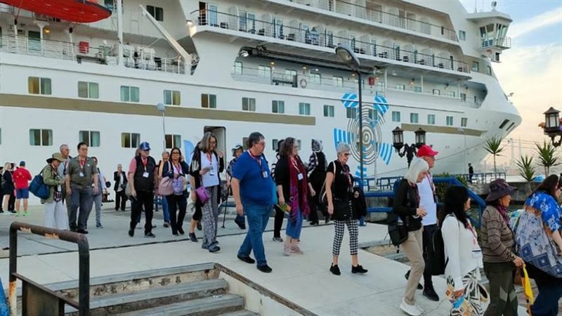 وصول سائحين من مختلف