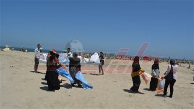 تنظيف شاطئ الأمل ببلطيم من النفايات البلاستيكية في كفر الشيخ