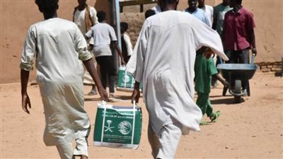 مركز الملك سلمان للإغاثة يوزع سلالًا غذائية في ولايات جمهورية السودان
