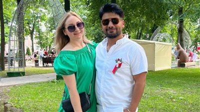 مصري وروسية.. إسلام ومارينا يتصدران السوشيال ميديا بفيديوهات تقليد الفنانين