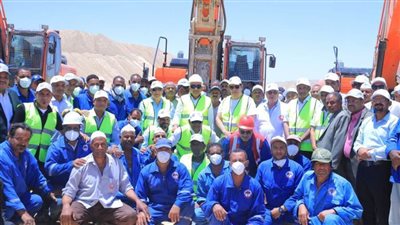 وزير قطاع الأعمال العام في جولة ميدانية بشركة النصر للتعدين بأسوان